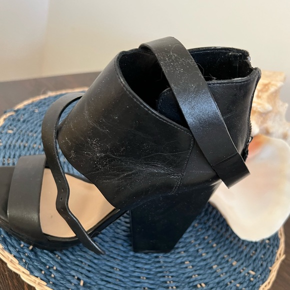 BCBG black leather sandals 6M - Picture 3 of 11